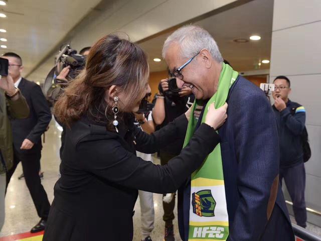 苏知鱼也发来语音追问：那他忽然变成现在这个样子，是因为您吗？叶辰坦荡的承认：没错，他让人调查我老婆的车牌号，这个行为让我非常不满意，不仅如此，他还想把我的真实身份也挖出来，既然他自己非要来找别扭，那我就只能成全他了。